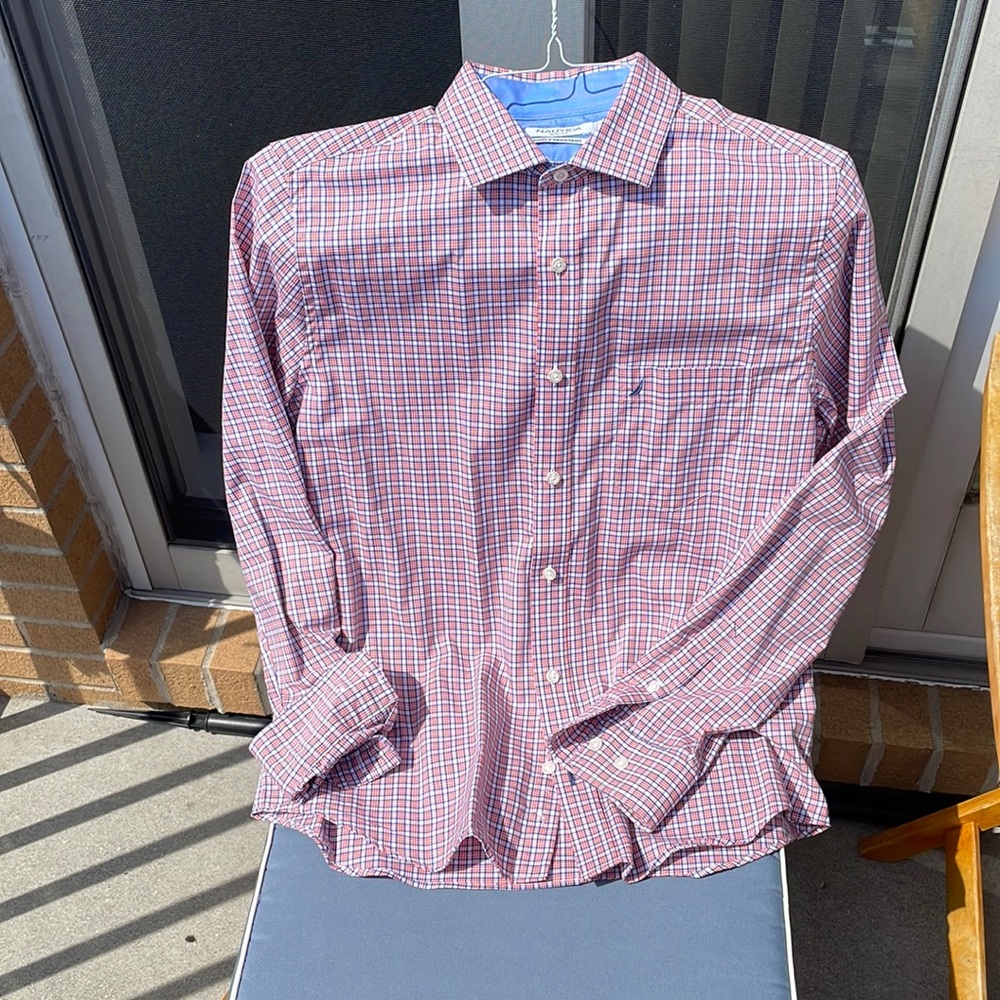 Men’s Nautica Button Down Shirt!
